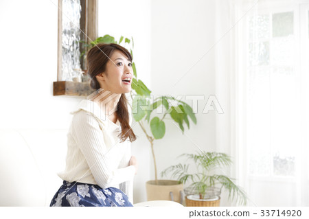 放鬆在屋子裡的婦女 33714920