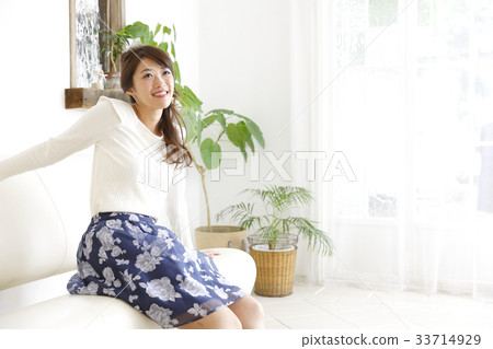 放鬆在屋子裡的婦女 33714929