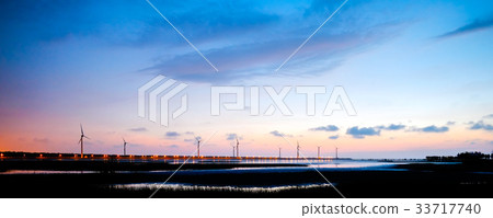 sunset of Gaomei wetlands in Taichung, Taiwan. 33717740