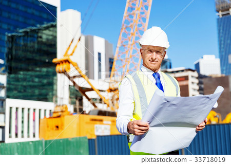 圖庫照片: engineer builder at construction site