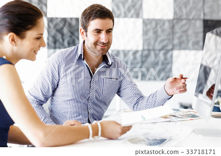 Business people in modern office Business people in modern office 33718171
