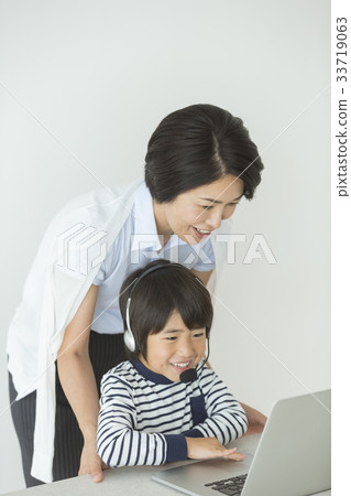 Working mother 33719063