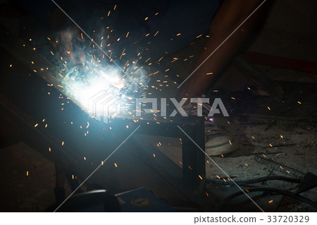 Technicians are welding steel. 33720329