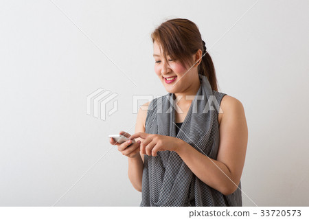 Women's portrait 33720573