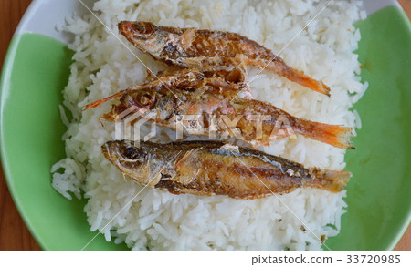 fried fish topping on plain rice 33720985