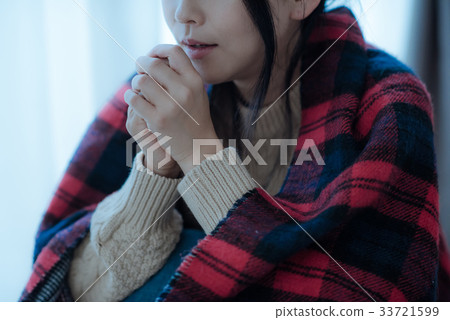 穿著一個編織用冷的手的日本婦女 33721599