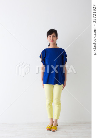 Women's portrait 33721927