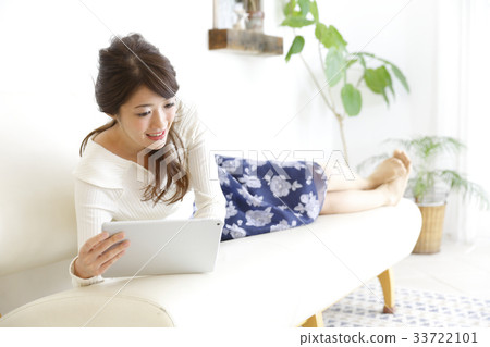 A woman relaxing in the room 33722101