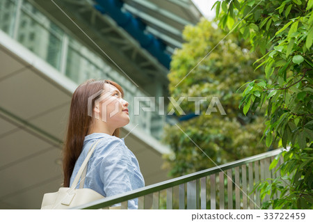 出去微笑的婦女 33722459
