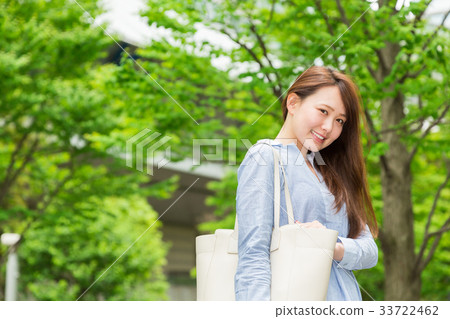 出去微笑的婦女 出去微笑的婦女 33722462