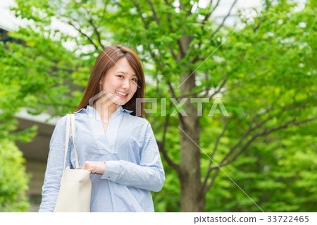 出去微笑的婦女 33722465