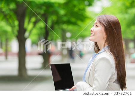 微笑的女人商務電腦 33722701