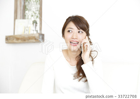 放鬆在屋子裡的婦女 33722708