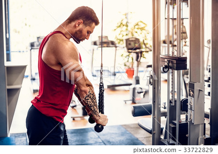 Handsome Muscular Fitness Bodybuilder Doing Heavy 33722829