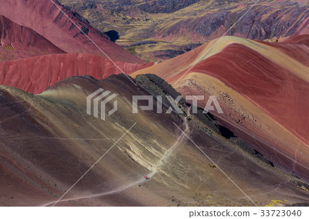 Rainbow mountain 33723040