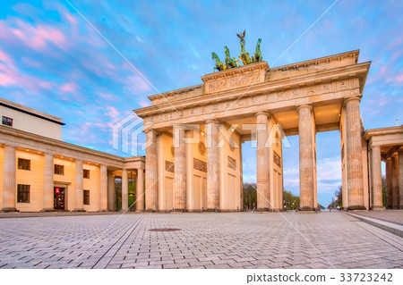 Dramatic sky with Brandenburg gate in Berlin city 33723242