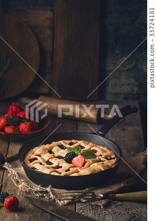 Traditional berry pie Traditional berry pie 33724181