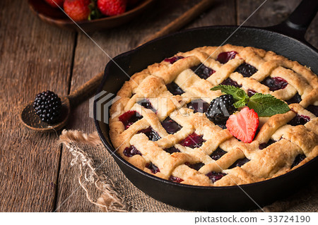 Traditional berry pie Traditional berry pie 33724190