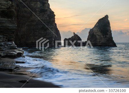 The dawn on the Onawa-cho Onami Tsuki coast 33726100