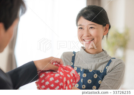 移交手工製造午餐盒的日本婦女 移交手工製造午餐盒的日本婦女 33726235