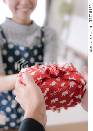 Japanese men who receive their wife's lunch box 33726326