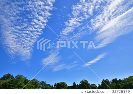 Fresh autumn clouds 33726579