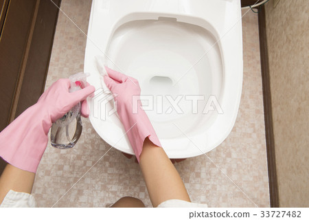 Cleaning the toilet 33727482