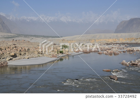 Pakistan's Skardu Indus and beautiful mountains Pakistan's Skardu Indus and beautiful mountains 33728492
