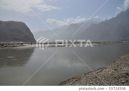 巴基斯坦的Skardu Indus和美麗的山脈 巴基斯坦的Skardu Indus和美麗的山脈 33728506