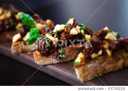 Bruschetta with sundried tomatoes 33730228