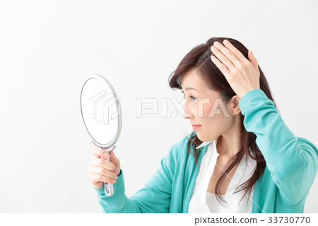 Middle Female Hair Care 33730770