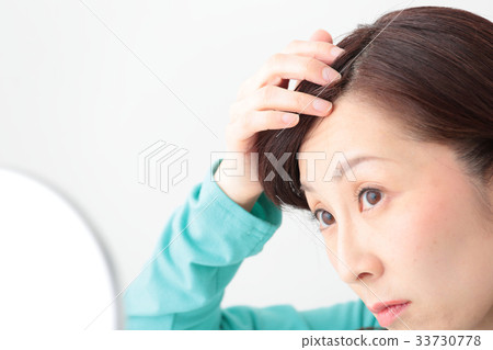 Middle Female Hair Care 33730778