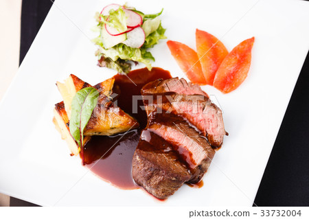 Beef fillet with potato 33732004