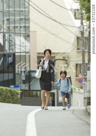 Working mother 33732108