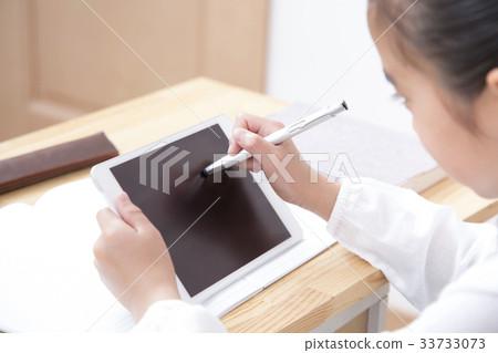 學習與平板電腦的女孩小學生身體部位零件切 33733073