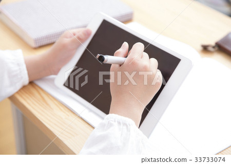 Girl studying with a tablet Primary school student Body parts Parts cut 33733074