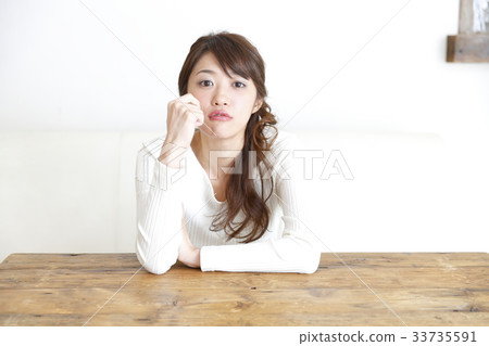 A woman relaxing in the room 33735591