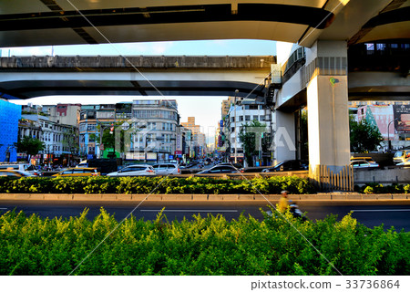 街景 街道 道路 台北 車輛 高架橋 房屋 商店 商店街 老街 招牌 塞車 擁擠 熱鬧 下班時間 33736864
