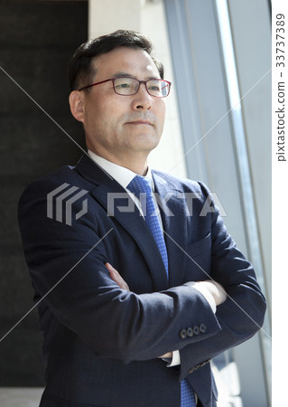 Businessman 33737389