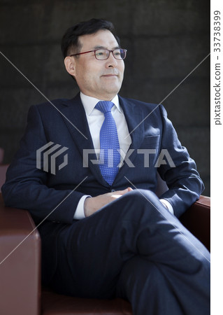 Businessman 33738399