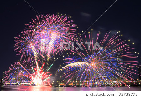 煙火 花火 煙花 夜景 光 五顏六色 繽紛 燦爛 慶典 慶祝 天空 歡慶 周年慶 淡水河 大稻埕碼頭 33738773