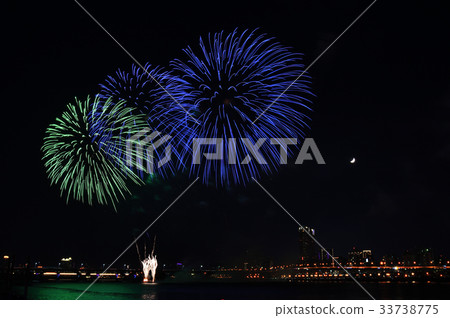 煙火 花火 煙花 夜景 光 五顏六色 繽紛 燦爛 慶典 慶祝 天空 歡慶 周年慶 淡水河 大稻埕碼頭 33738775