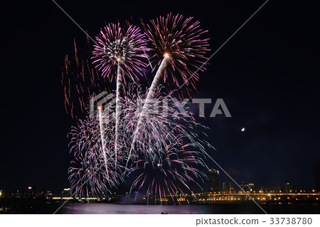 煙火 花火 煙花 夜景 光 五顏六色 繽紛 燦爛 慶典 慶祝 天空 歡慶 周年慶 淡水河 大稻埕碼頭 33738780