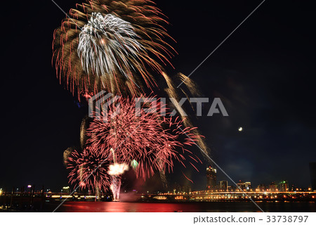煙火 花火 煙花 夜景 光 五顏六色 繽紛 燦爛 慶典 慶祝 天空 歡慶 周年慶 淡水河 大稻埕碼頭 33738797