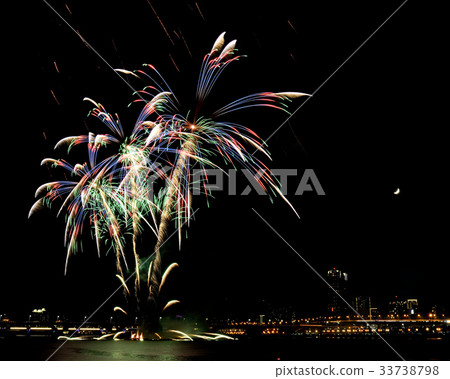 煙火 花火 煙花 夜景 光 五顏六色 繽紛 燦爛 慶典 慶祝 天空 歡慶 周年慶 淡水河 大稻埕碼頭 33738798