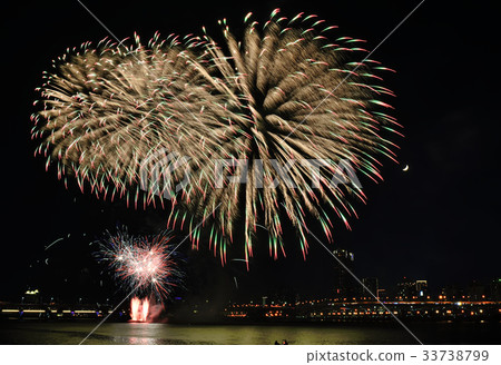煙火 花火 煙花 夜景 光 五顏六色 繽紛 燦爛 慶典 慶祝 天空 歡慶 周年慶 淡水河 大稻埕碼頭 33738799