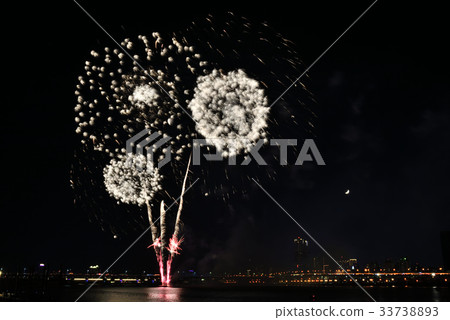 Fireworks fireworks fireworks night view moon colorful colorful splendid celebration celebration celebration anniversary freshwater river 33738893