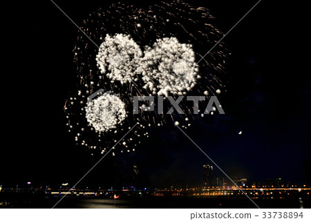 煙火 花火 煙花 夜景 月亮 五顏六色 繽紛 燦爛 慶典 慶祝 歡慶 周年慶 淡水河 大稻埕碼頭 煙火 花火 煙花 夜景 月亮 五顏六色 繽紛 燦爛 慶典 慶祝 歡慶 周年慶 淡水河 大稻埕碼頭 33738894