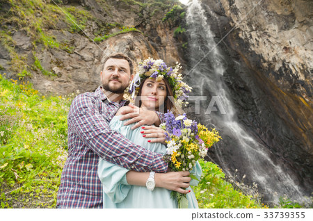 Young couple hipster hugging in nature 33739355