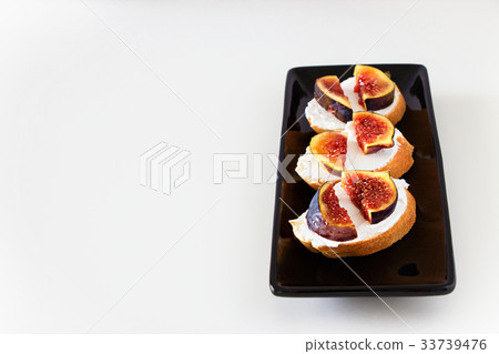 Toast Bruschetta with fresh Fig, Goat Cheese Toast Bruschetta with fresh Fig, Goat Cheese 33739476